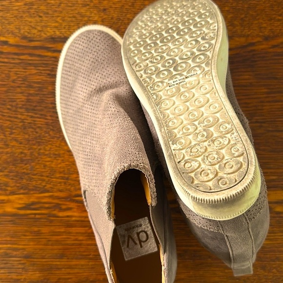 dv dolce vita booties. 

These are a Taupe/Brownish Color Suede - Picture 2 of 6